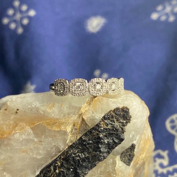 Diamond Halo Cluster Ring 1/4 ct. in 10k Gold - Picture 2 of 12